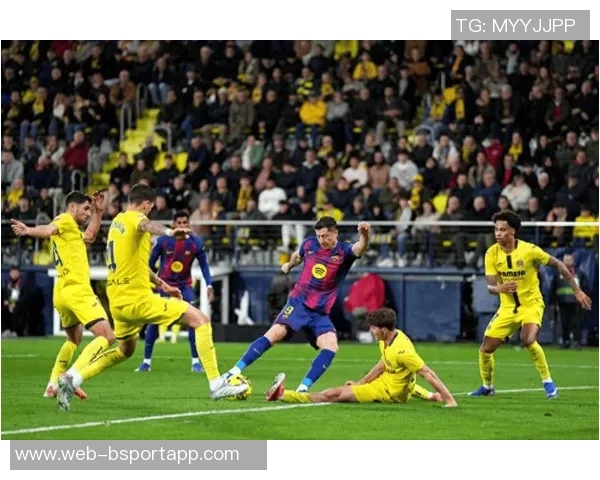 莱万连续两场西甲替补赛后不满率先离开诺坎普引发关注