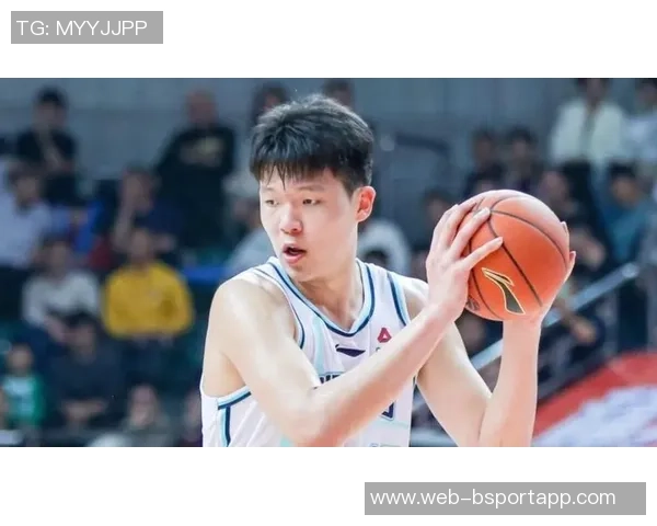 杨瀚森在场上展现更强对抗性与进攻存在感提升的全新表现