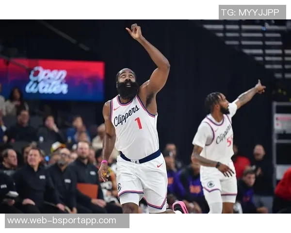 沃特森神勇表现三分精准轰下30分助球队逆转胜利展现超级实力