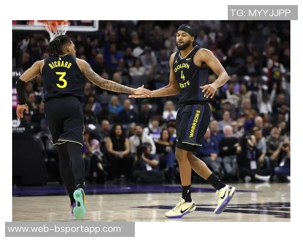 理查德成为球队历史第三位新秀单场30分5三分与库里穆迪并肩前行