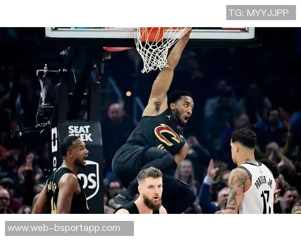 米切尔半场表现平平仅得13分3助攻失误和犯规影响发挥