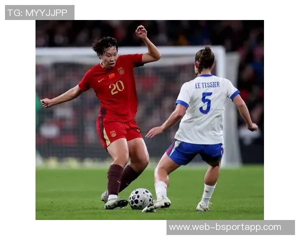 中国国家女子足球队抵达伦敦全力备战与英格兰女足的国际友谊赛